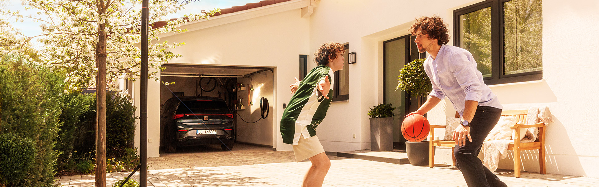 Vater mit Sohn vor dem Haus Basketball