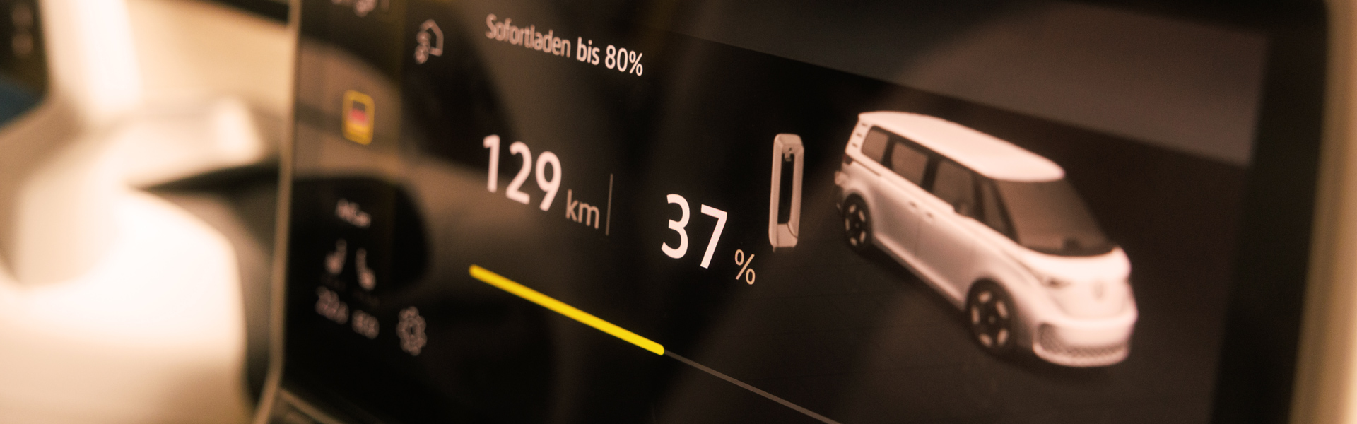 Displayanzeige im Auto mit Informationen über den Ladevorgang