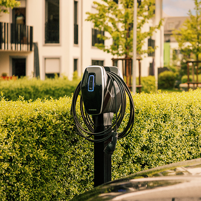  MENNEKES Wallbox AMTRON 4You 700 in schwarz auf einem Parkplatz 