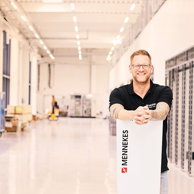 Mitarbeiter in Logistik, stützt sich auf AMEDIO Ladesäule ab 