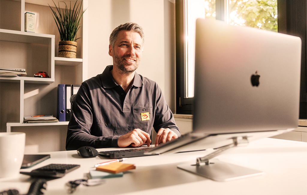 Installateur im Büro am Schreibtisch 