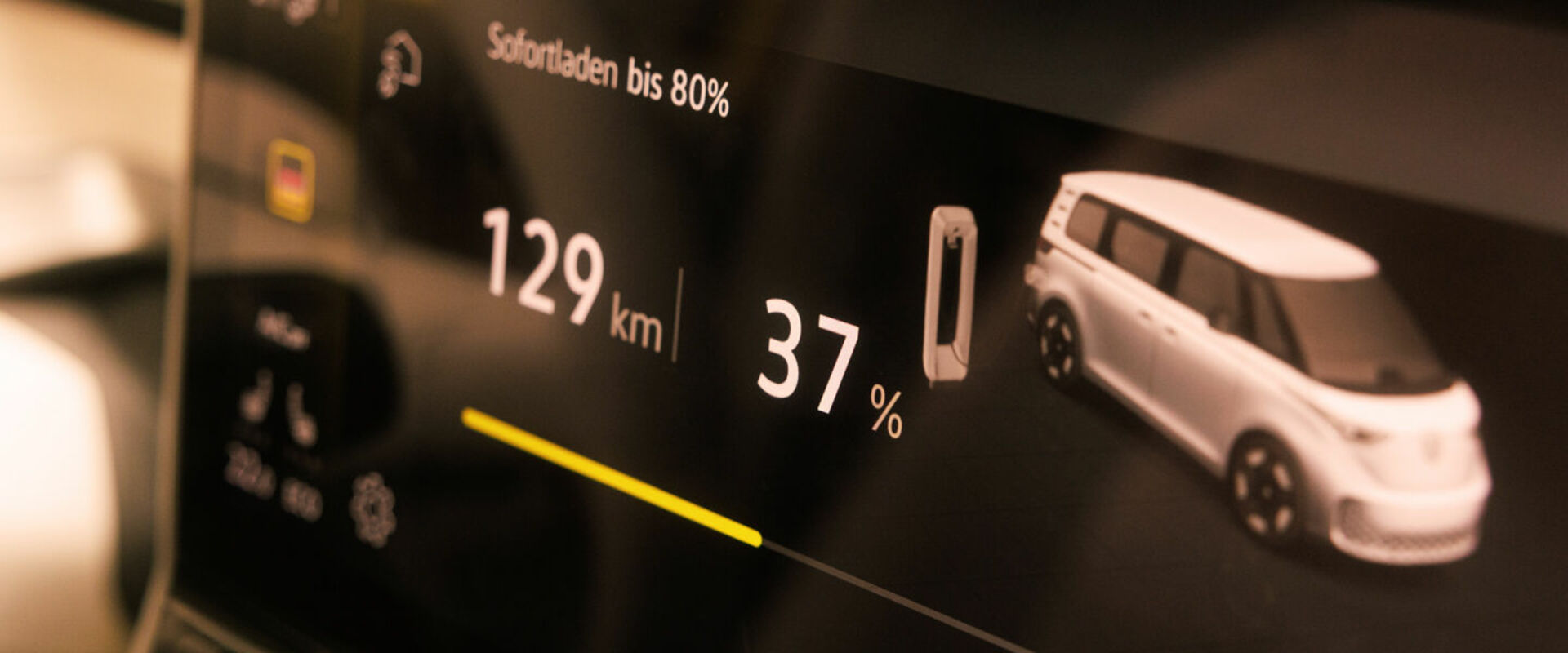 Displayanzeige im Auto mit Informationen über den Ladevorgang