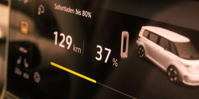 Displayanzeige im Auto mit Informationen über den Ladevorgang