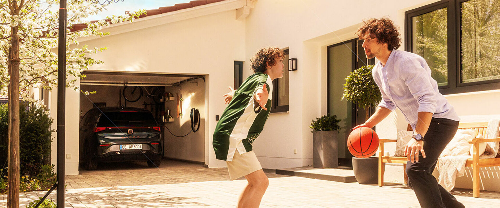 Vater mit Sohn vor dem Haus Basketball